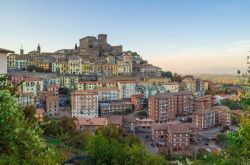 Il borgo di Soriano nel Cimino famoso per il suo castello. Siamo nella Tuscia, in provincia di VIterbo - © ValerioMei / Shutterstock.com