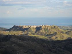 Il borgo di Strongoli sulle coste ioniche della Calabria. Questo pittoresco centro del Crotonese sorge su un colle a pochi chilometri dal Mar Ionio; il suo territorio è abbastanza fertile ...