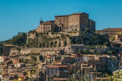 Il borgo di Subiaco e la Rocca Abbaziale che domina la valle in provincia di Viterbo, Lazio. Subiaco fa parte dei borghi più belli d'Italia.
