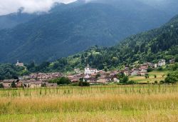 il borgo di Sutrio uno dei borghi autentci d'italia in Carnia (Friuli Venezia Giulia) Di SistoZ di Wikipedia in italiano, CC BY 3.0, Collegamento