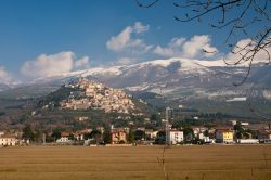 Il Borgo di Trevi in Umbria: fotografato in inverno con l'Appennino umbro marchigiano innevato - © mdlart / Shutterstock.com