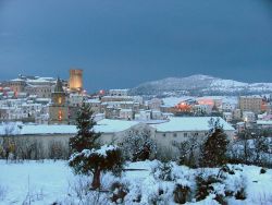 Il borgo di Tricarico in Basilicata, innevato, fotografato durante il crepuscolo - © Rocco Stasi - CC BY 3.0 - Wikipedia.