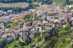 Il borgo di Tursi abbarbicato sugli aspri rilievi della Lucania, in Basilicata - © Mi.Ti. / Shutterstock.com
