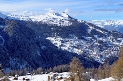 Il borgo di Tzoumaz nel comprensorio 4 Vallées di Nendaz, Alpi svizzere.
