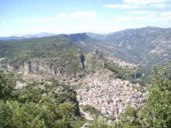 Il borgo di Ulassai in Sardegna, fotografato dalla cima del Bruncu Matzeu, uno dei panorami più belli dell'isola - © Roberto Mura - CC BY-SA 3.0 - Wikimedia Commons. ...