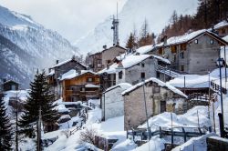 Il borgo di Valgrisenche coperto dalla neve in inverno, Valle d'Aosta.
