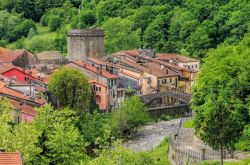 Il borgo di Varese Ligure visto dall'alto, La Spezia. La nascita di questo villaggio trae le sue origini dalla posizione strategica all'incrocio fra le strade appenniniche fra Parma ...