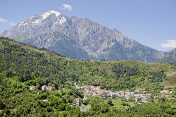 Il borgo di Vivario tra le montagne della Corsica