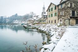 Una suggestiva foto invernale del borgo di Yvoire, sul Lago Lemano, con la neve.
