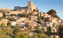 Il borgo e il castello di Lacoste nel sud della Francia