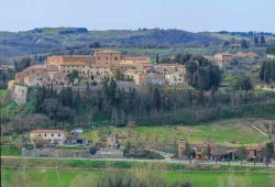 Il borgo e il Castello di San Givanni d'Asso, in Toscana