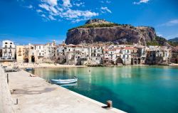 Il borgo e la baia di Cefalù, lungo la costa della Sicilia settentrionale. Ogni anno il paese viene preso letteralmente d'assalto dai turisti tant'è che durante la stagione ...