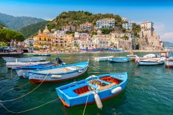 Il borgo e la baia di Cetara in Campania, Costiera Amalfitana. - © Cezary Wojtkowski / Shutterstock.com