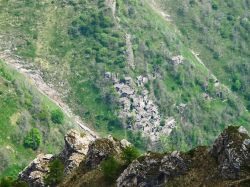 Il Borgo Fantasma di Narbona in Piemonte, comune di Castelmagno - © oo gf oo / mapio.net