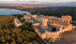 Il borgo fortificato di Populonia in Toscana domina il paesaggio del Golfo di Baratti