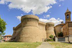 Il borgo fortificato di Urbisaglia nelle Marche - © Wolfgang Zwanzger / Shutterstock.com