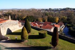 Il borgo francese di Pons nel dipartimento della Charente-Maritime. Questa graziosa località si trova sulla strada per Compostela. 
