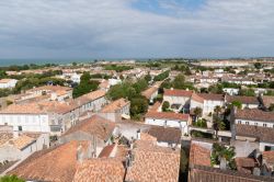 Il borgo francese di Saint-Martin-de-Re, Nuova Aquitania: patrimonio dell'umanità dal 2008 grazie alle fortificazioni fatte erigere da Vauban nel XVII° secolo, è anche ...