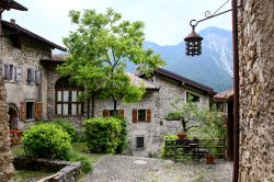 Il borgo in pietra di Canale di tenno, villaggio ...