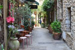 Il borgo in pietra di Mougins: una via del villaggio della Costa Azzurra