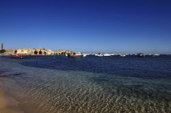 Il borgo marinaro di Marzamemi e la sua spiaggia, Sicilia - A piacere ai turisti, italiani ma anche stranieri che qui si recano in vacanza, sono i due porti naturali (Fossa e Balata) e la bella ...