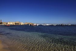 Il borgo marinaro di Marzamemi e la sua spiaggia, Sicilia - A piacere ai turisti, italiani ma anche stranieri che qui si recano in vacanza, sono i due porti naturali (Fossa e Balata) e la bella ...