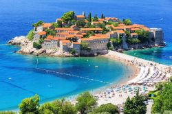 Il borgo marinaro di Sveti Stefan vicino a Budva nel Montenegro