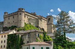 Il borgo medievale di Bardi in Emilia, dominato dal grande castello