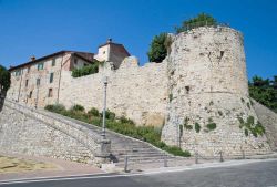 Il borgo medievale di Castiglione del Lago, Umbria - Fra i più importanti centri turistici del Trasimeno, il borgo di Castiglione, che comprende anche l'Isola Polvese, deve la sua ...