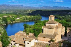 Il borgo medievale di Miravet, il fiume Ebroe le montagne della Serra de Cardo in Catalogna