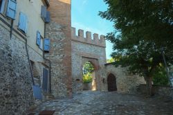Il borgo medievale di Monte Colombo in provincia di Rimini, Emilia-Romagna - © MTravelr / Shutterstock.com