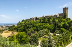 Il borgo medievale di Moresco nelle Marche, coronato dal Castello con la torre ettagonale.