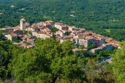 Il borgo medievale di Ramatuelle, dipartimento del Var, Francia, visto dall'alto. Nonostante sia molto frequentata dai turisti, questa cittadina non ha perso il suo tipico carattere provenzale.

 ...