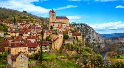 Il borgo medievale di Saint-Cirq-Lapopie in Occitania (Francia) visto dalla collina di fronte. Sorge abbarbicato su una parete rocciosa a 100 metri di altezza sopra il fiume Lot.



