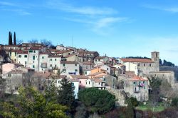 Il borgo medievale di Scansano in Toscana, famoso per il suo vino 'Morellino'.