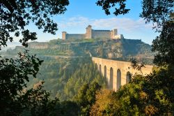 Il borgo medievale di Spoleto in una giornata autunnale, provincia di Perugia, Umbria.


