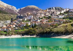Il borgo pittoresco di Barrea e il suo lago in Abruzzo: siamo all'interno del Parco Nazionale d'Abruzzo, tra le montagne dell'Alto Sangro, in provincia de L'Aquila.