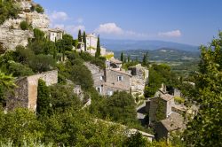 Il borgo provenzale di Gordes, Francia - Conosciuto anche come il "balcone della Provenza", Gordes è uno dei più bei villaggi di Francia © Magdanatka / Shutterstock.com ...