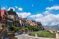 Il borgo siciliano di Forza d'Agrò, Messina, sorge su un cucuzzolo di 420 metri di altitudine. 
