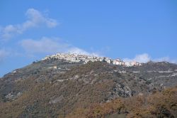 Il borgo solitario di Albano di Lucania tra le montagne della Basilicata - © Luca Aless - CC BY-SA 4.0, Wikipedia