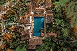 Il borgo termale di Bagno VIgnoni visto dall'alto con un drone, siamo in Toscana