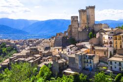 Il borgo turrito del centro medievale di Pacentro, sulle pendici della Maiella - © leoks / Shutterstock.com