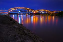 Il Broadway Bridge a Kansas City, fotografato di notte, si riflette nelle acque del fiume Missouri.

