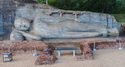 Il Buddha sdraiato al Gal Vihara di Polonnaruwa, Sri Lanka.
