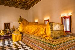 Il Buddha sdraiato al Poramai Yigawat Temple di Nonthaburi, Thailandia - © Bubbers BB / Shutterstock.com