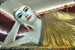 Il Buddha sdraiato alla Chaukhtatgyi Paya di Yangon, Myanmar (Birmania). Questa pagoda è celebre per il Buddha lungo 66 metri, una delle più grandi statue del paese - © sudalim ...