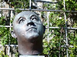 Il busto dello stilista Christian Dior nei giardini della sua casa natale, oggi trasformata in museo, presso la città di Granville, in Francia - foto © Emma manners / Shutterstock.com ...