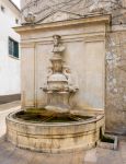 Il busto di Nostradamus su una fontana in centro a Saint-Remy-de-Provence (Francia).
