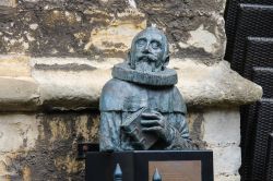 Il busto di Samuel Ampzing nel centro di Haarlem, Olanda. Fu poeta, purista e ministro olandese; la statua è stata donata dall'Ampzing Society - © Nick_Nick / Shutterstock.com ...