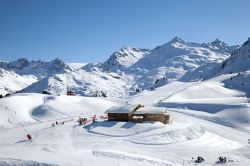 Il café "Le Chalet Tonia" nello sci resort Les Menuires, Francia, ricoperto di neve - © Julia Kuznetsova / Shutterstock.com